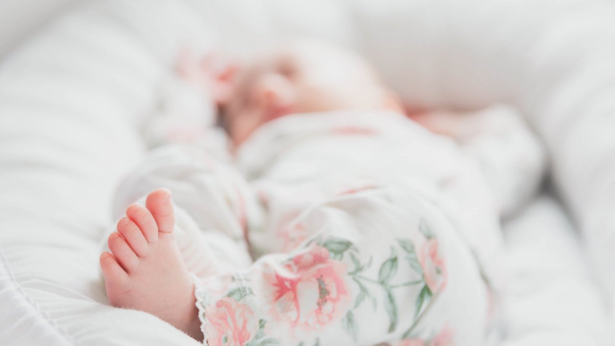 Ребенок спит с приоткрытыми глазами: почему во сне приоткрывает глаза