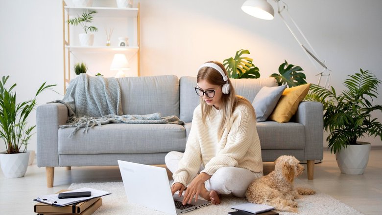 10 апреля женщина работает из дома. 10 апреля женщина работает из дома.
