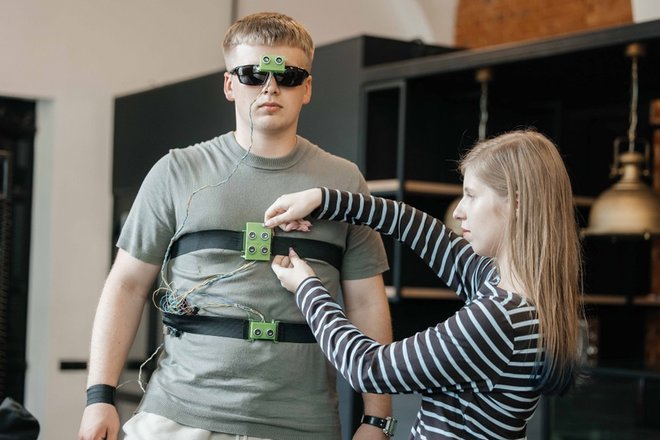 Юные ученые создали электронное устройство для людей с полной потерей зрения Юные ученые создали электронное устройство для людей с полной потерей зрения