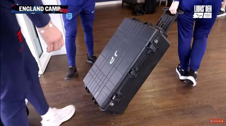 А в таком чемодане перевозят игровой ноутбук для игры в Fortnite. Фото: kotaku