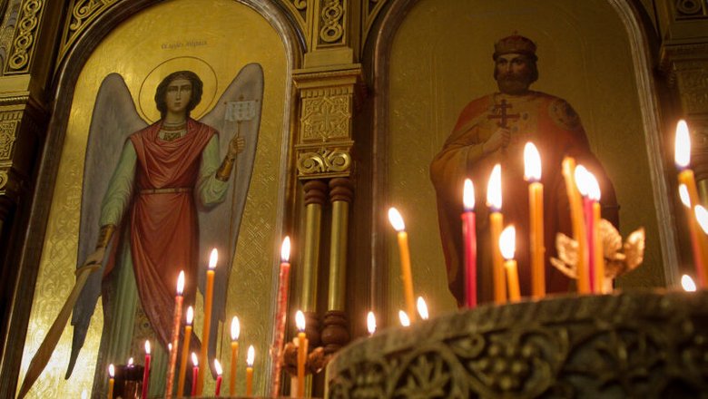 Русская православная церковь ведет богослужение по юлианскому календарю.

​