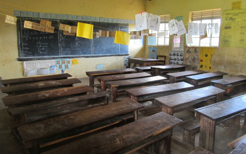 Государственная начальная школа в нашей деревне: в классе около 50-ти учеников.