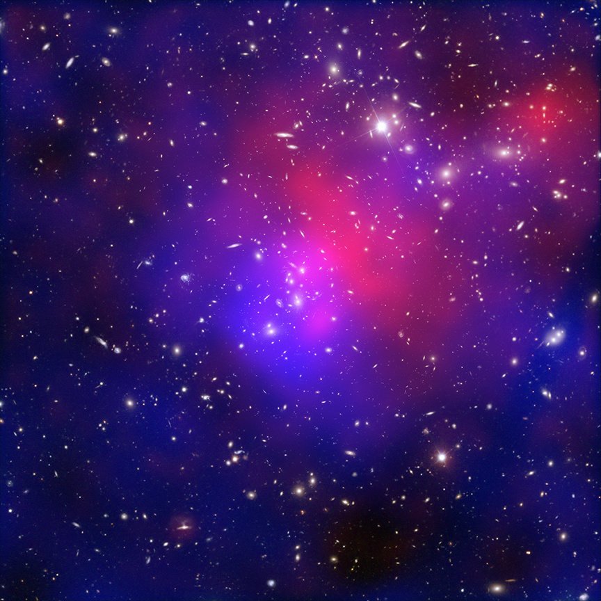 Рентгеновская лаборатория NASA запечатлела столкновение как минимум четырех скоплений галактик. Синим цветом выделена предполагаемая темная материя. 