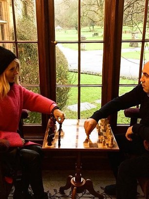 Slide image for gallery: 6080 | Валерия и Иосиф играют партию в шахматы в Англии. Фото © instagram.com/prigozhin_iosif