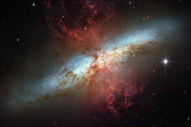 Фотография галактики Мессье 82, также известной как «Сигара Галактики»