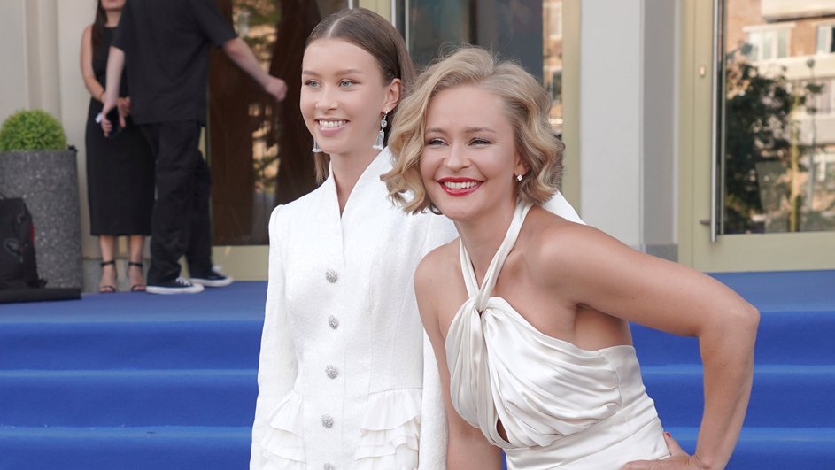 Юлия и Анна Пересильд на премии «Ника» Юлия и Анна Пересильд на премии «Ника»