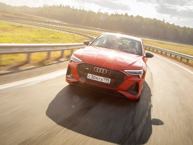 slide image for gallery: 26565 | Audi e-tron динамика