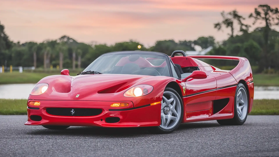 Красная Ferrari F50 1995 года выпуска