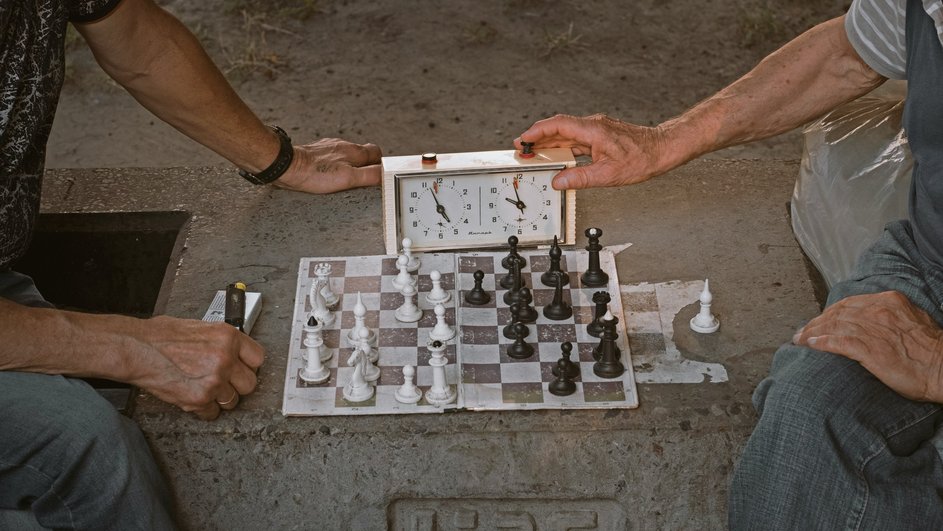 Двое мужчин играют в шахматы