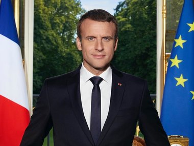 Slide image for gallery: 9945 | Эммануэль Макрон: президент Франции. Поцеловаться с президентом другой страны, улыбнуться в камеру так, что женские сердца по всему миру будут трепетать — все это может 41-летний Эммануэль Макрон, которого не раз называли са