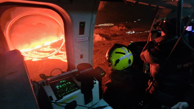 Исследователи наблюдают за извержением с вертолета. Фото: Icelandic Coast Guard / Live Science