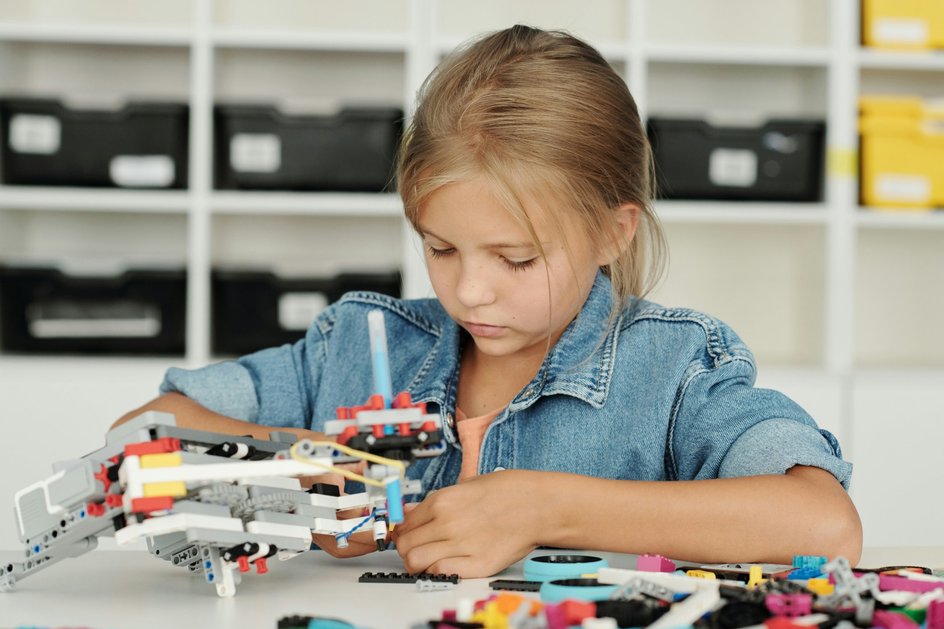 девочка собирает LEGO девочка собирает LEGO