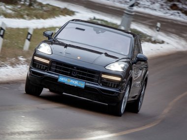 slide image for gallery: 24067 | Mercedes-AMG G 63 и Porsche Cayenne Turbo