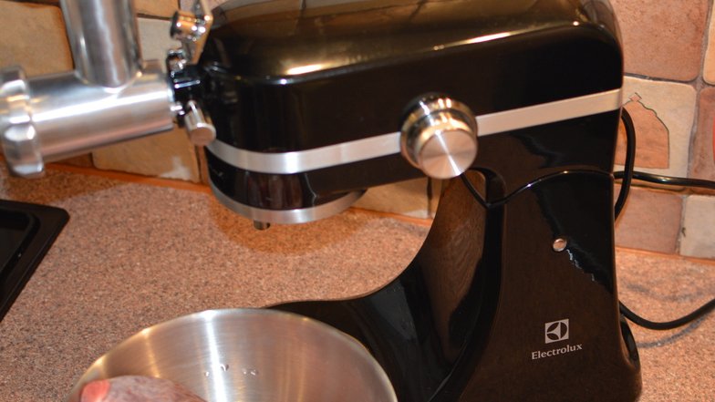 Slide image for gallery: 5939 | Кухонная машина Electrolux EKM 4200 умеет не только взбивать, замешивать тесто и шинковать, но и делать фарш.