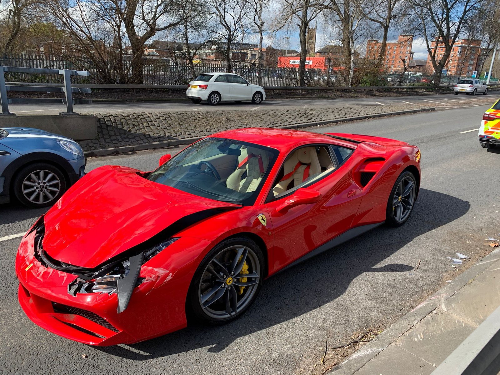 Британец купил Ferrari и разбил через несколько минут (фото)