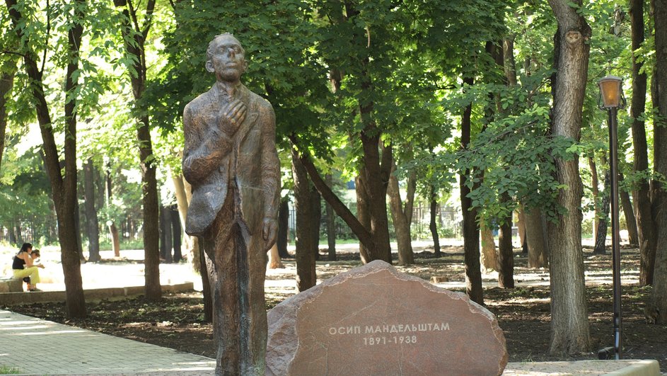 Памятник Осипу Мандельштаму, который часто использовал гиперболу в своих произведениях