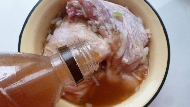 Видео-рецепт: Ароматные куриные голени в квасе
