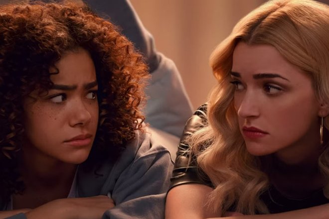 Брианна Хоуи и Антония Джентри в роли Джорджии и Джинни в сериале «Джинни и Джорджия» Брианна Хоуи и Антония Джентри в роли Джорджии и Джинни в сериале «Джинни и Джорджия»