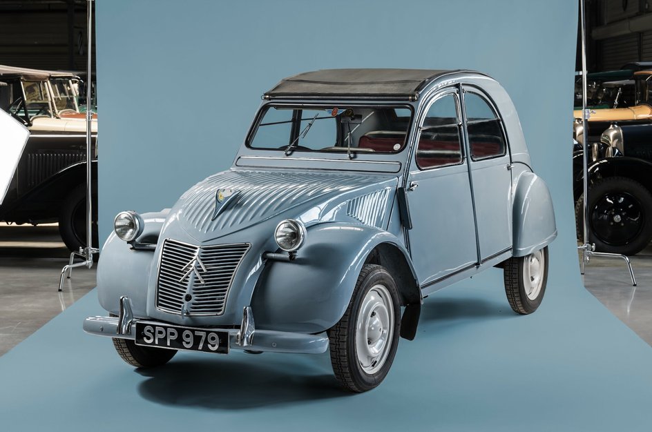 Классический Citroen 2CV получил прозвище «Гадкий утенок»