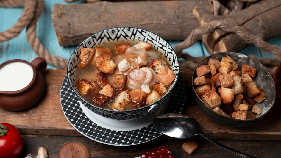 Суп из маринованных маслят с гренками