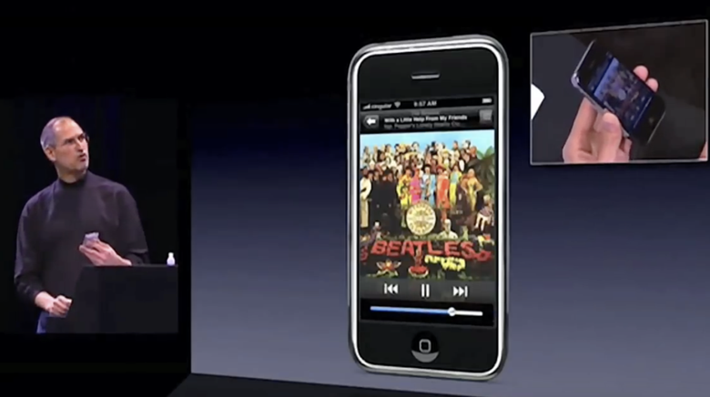 Стив Джобс показывает возможности Iphone Фото: Youtube