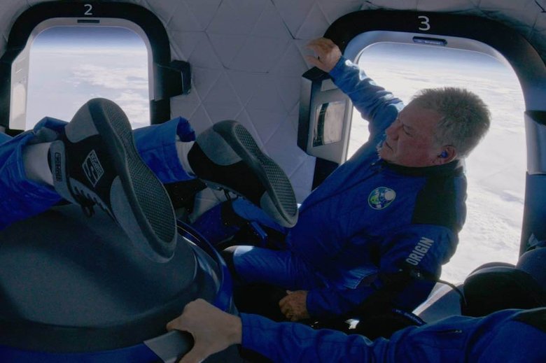 Актер Уильям Шеттнер внутри ракеты New Shepard / Источник: Blue Origin