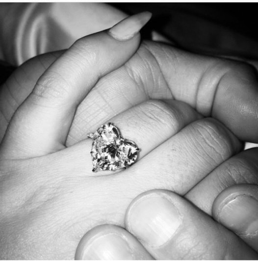 Тейлор Кинни подарил возлюбленной кольцо с огромным бриллиантом в форме сердца