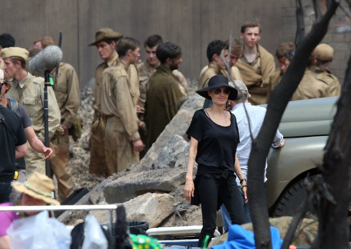 Джоли снимает фильм о войне