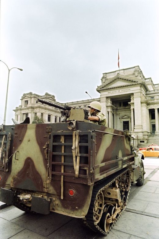Перуанский М3 у Дворца правосудия во время конституционного кризиса 1992 года. Фото: JAIME RAZURI