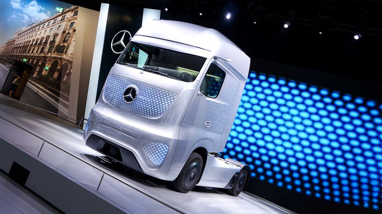 Черты Future Truck 2025 от Mercedes-Benz сознательно не проработаны: дескать, никто не знает, как будут выглядеть грузовики через 10 лет