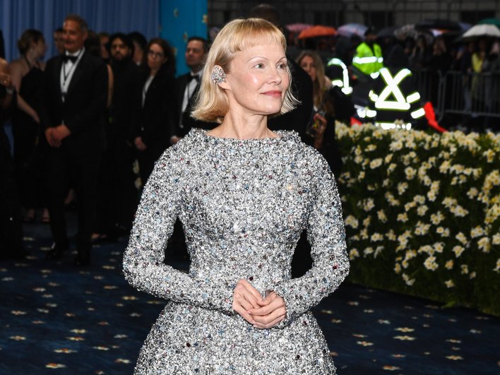 Памела Андерсон с новой стрижкой на Met Gala в 2025 году Памела Андерсон с новой стрижкой на Met Gala в 2025 году
