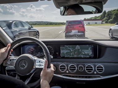 slide image for gallery: 23445 | Тест обновлённого Mercedes-Benz S-класса. Круиз-контроль