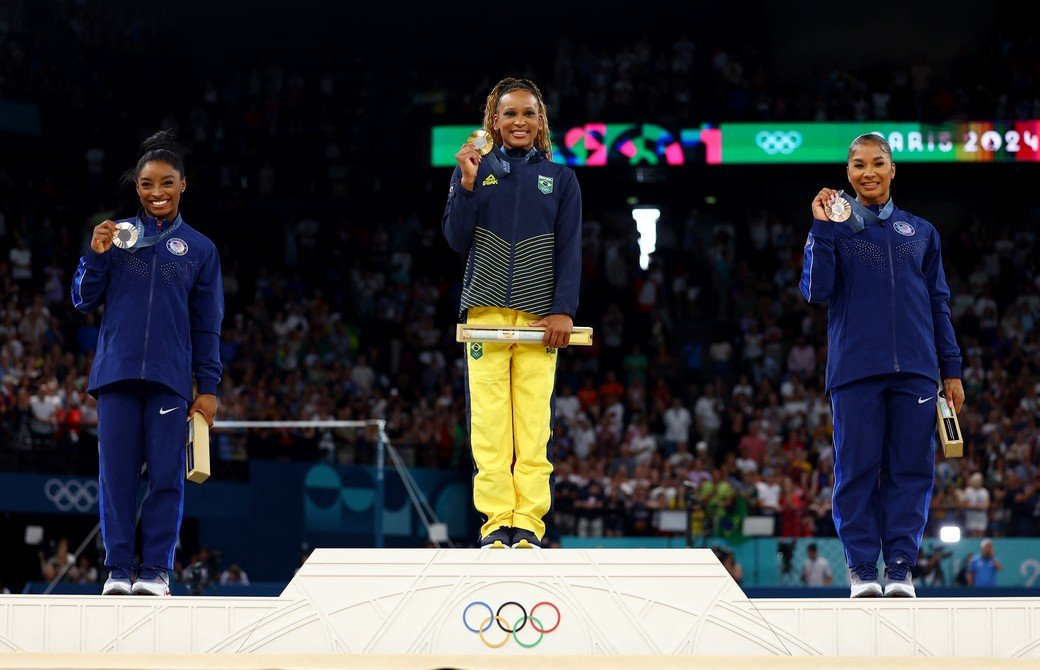 Симона Байлз упустила золото в вольных упражнениях на ОИ-2024