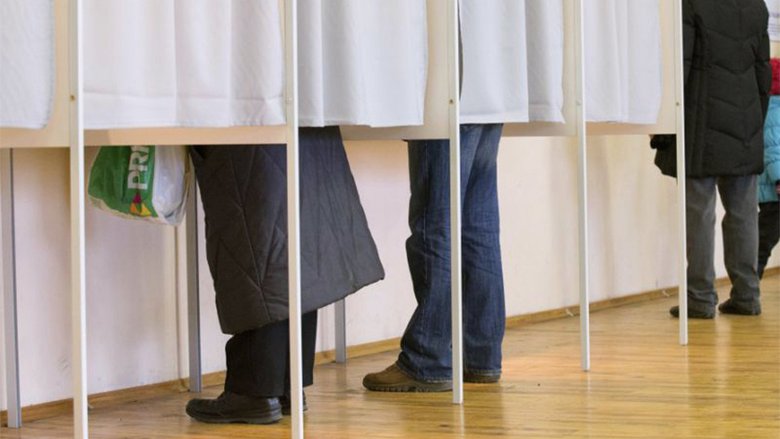 Парламентские выборы в Эстонии, 2015 год. Многие, особенно граждане преклонного возраста, предпочитают голосовать на участках. Фото: Yahoo News