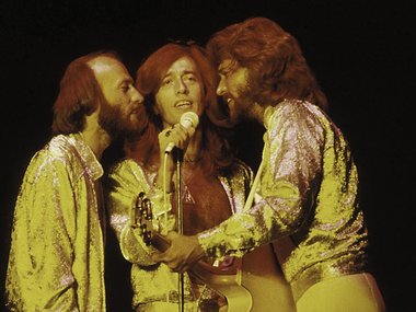 Slide image for gallery: 10493 | Положение изменилось в середине 70-х, когда Bee Gees стали играть музыку в стиле «диско». В 1977 году они записали саундтрек к фильму «Лихорадка субботнего вечера». Заглавная песня картины Stayin' Alive сделала группу извес