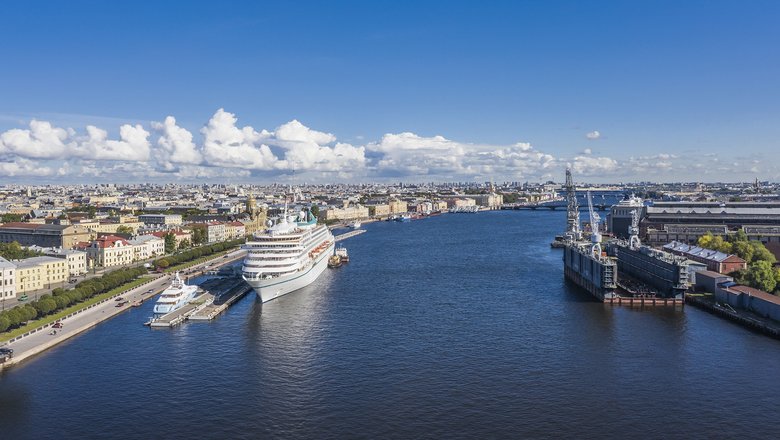 Река Нева и набережная Лейтенанта Шмидта в Санкт-Петербурге.