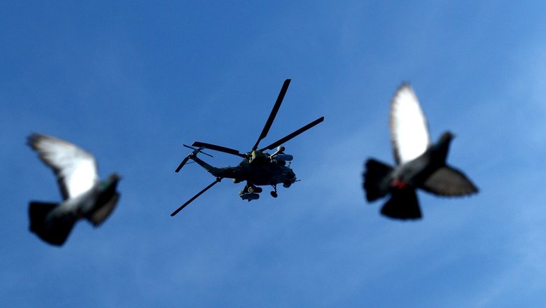 Боевой вертолет Ми-28 «Ночной охотник» во время репетиции пролета парадного строя авиации над Севастопольской бухтой
