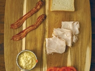 Slide image for gallery: 2017 | Kentucky, Hot Brown. 
Горячий коричневый сэндвич Кентукки - поджаренный белый хлеб, жаренная индейка, бекон, помидоры и сливочный соус