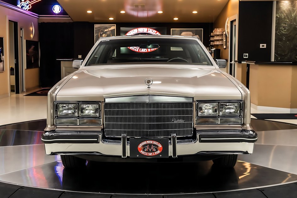 У Cadillac Eldorado Biarritz 1984 года сохранился оригинальный значок на капоте, установленный на гибкой подставке