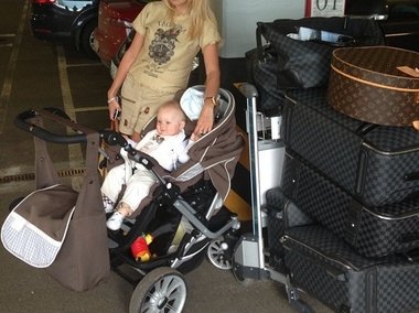 Slide image for gallery: 3188 | Комментарий lady.mail.ru:только самое необходимое! багаж мамы и малыша уместился в 7 чемоданах