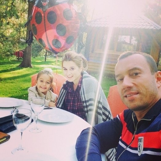 На этой неделе Ксения Бородина наслаждалась осенним солнечным днем вместе с Михаилом Терехиным и дочкой Марусей