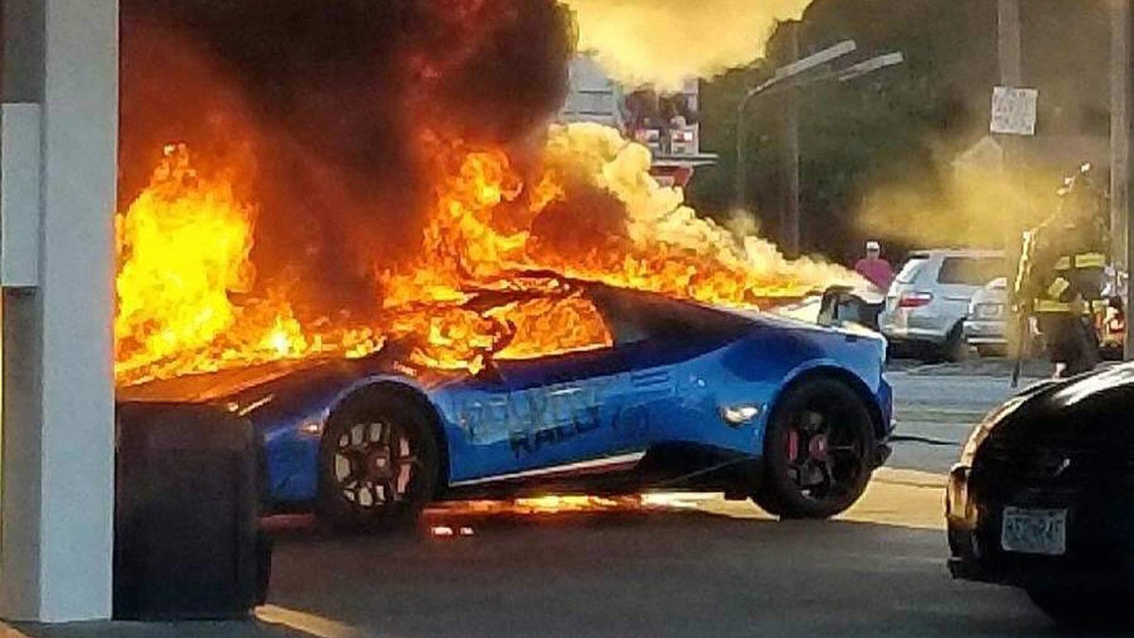 Редкий Lamborghini по глупости сожгли на заправке (видео)