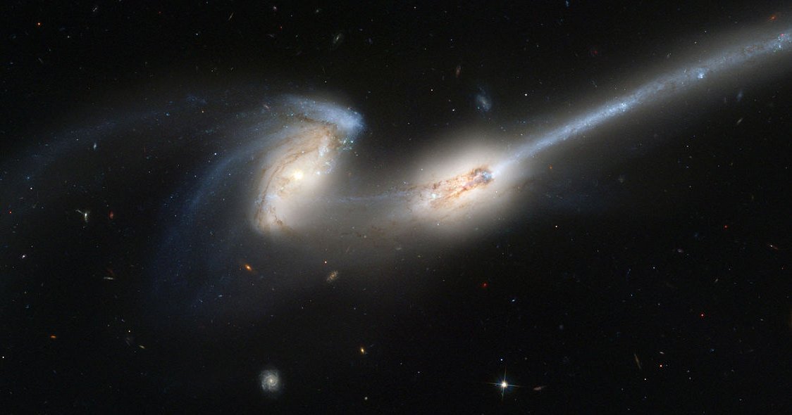 Она должна развалиться: ученые нашли рассеянную галактику с хвостом