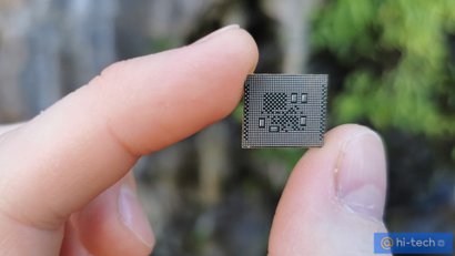 Чуть больше 1 квадратного сантиметра: так выглядит реальный чип Qualcomm, благодаря которому работает ваш смартфон