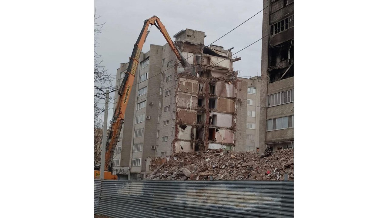 В Ейске начали демонтаж четвертого подъезда дома, пострадавшего при  крушении самолета Су-34 - Новости Mail.ru