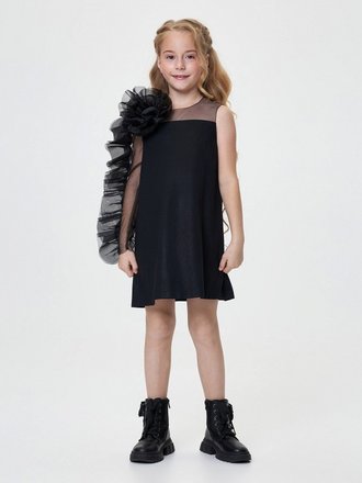 Если ищете необычную модель платья для девочек на 8 Марта, обратите внимание на варианты с асимметричным кроем, которые сейчас в тренде. Фото: лукбук Choupette