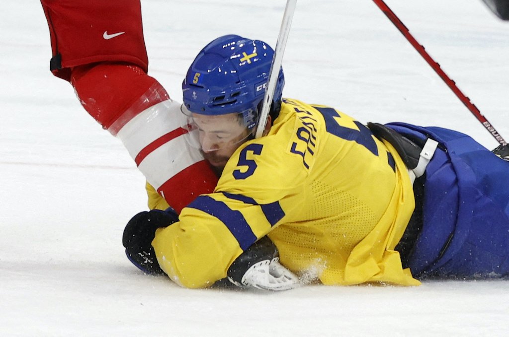 Сборная Швеции обыграла финнов и стала первым полуфиналистом МЧМ