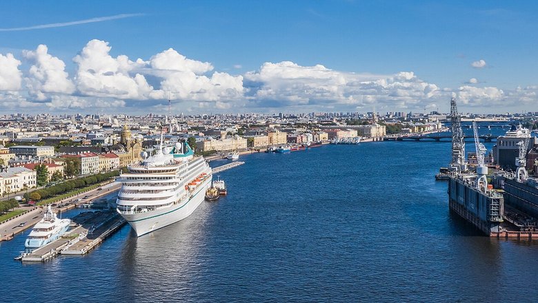 Круизный теплоход в порту Санкт-Петербурга.