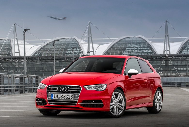Продажи Audi S3&nbsp;стартуют летом текущего года. В&nbsp;Германии трёхдверка с&nbsp;&laquo;роботом&raquo; S&nbsp;tronic обойдётся минимум в&nbsp;40&nbsp;800&nbsp;евро. Напомним, у&nbsp;нас машина предыдущего поколения с&nbsp;аналогичной КПП стоила около 1,8 миллиона рублей