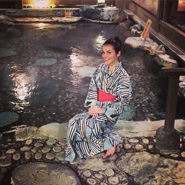 В Японии Сати Казанова примерила традиционное кимоно